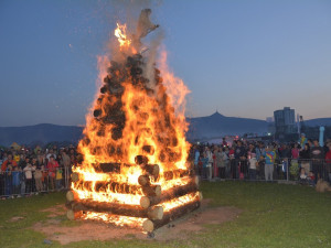 Tradiční Čáry u arény lákají na čtyřmetrovou vatru i ohňostroj