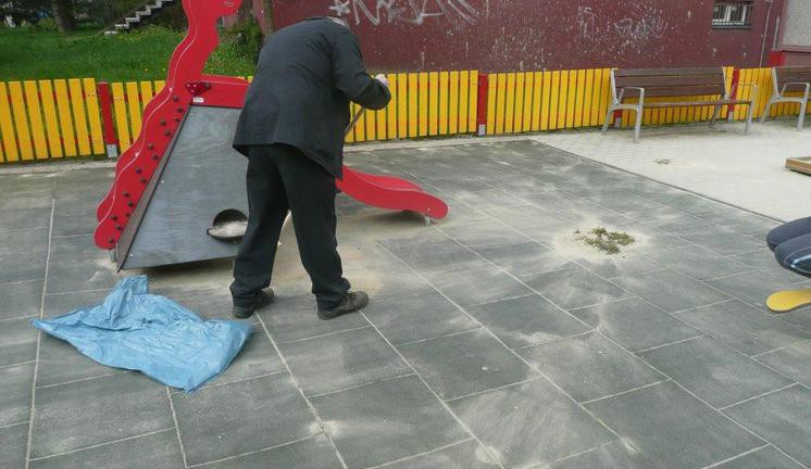 Odsouzení vyrazili a čerstvý vzduch. S košťaty a pytli v rukou vzali útokem sídliště v Rochlici