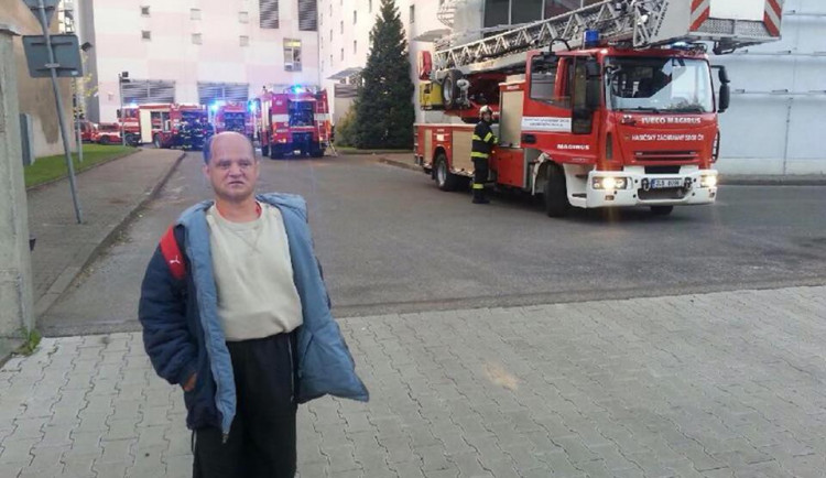 Hasiči se sjeli do spalovny, zaměstnal je požár izolace