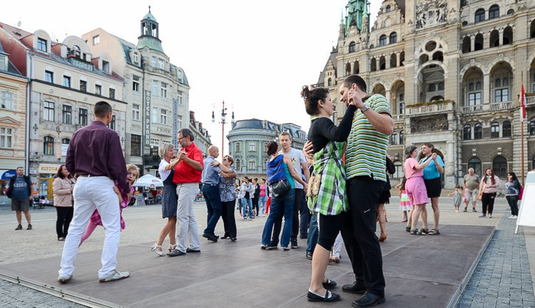 V Liberci se koná festival současného divadla, upoutávkou bude tančírna před radnicí