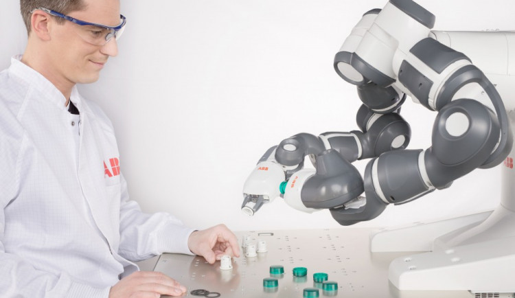 Seznamte se, tohle je YuMI. Tenhle robot pracuje se zaměstnanci společnosti ABB na páse
