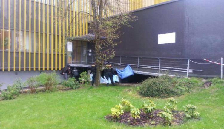 Na zábradlí před úřadem práce se oběsil muž.