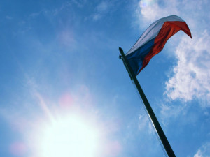 Turnov lidem před státním svátkem zdarma nabízí státní vlajky