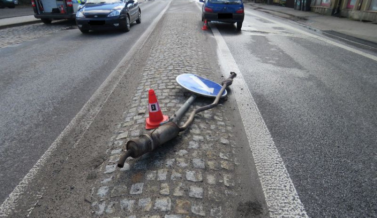 Silně opilá řidička nabourala do autobusu a značky. Vyfasovat může až tři roky vězení