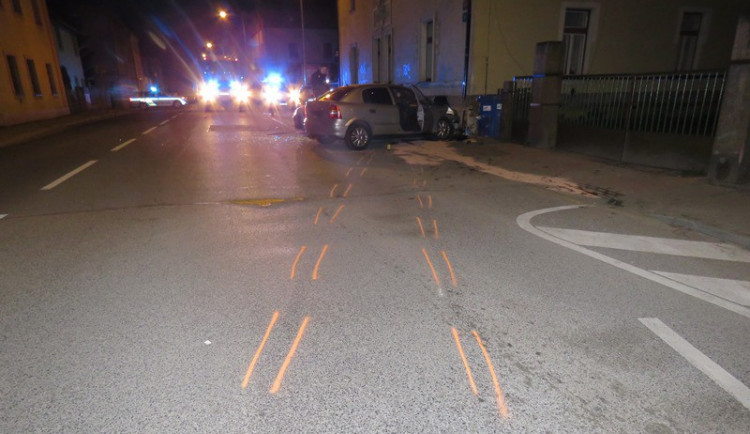 Opilý mladík způsobil v Ruprechtické ulici vážnou nehodu, vážně zranil své dva spolujezdce