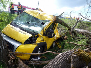 Odtahovka skončila mimo silnici, řidič autem pokácel suchý strom