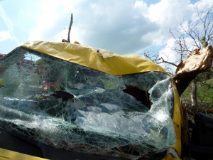 Odtahovka skončila mimo silnici, řidič autem pokácel suchý strom