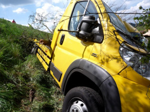 Odtahovka skončila mimo silnici, řidič autem pokácel suchý strom