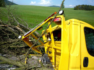 Odtahovka skončila mimo silnici, řidič autem pokácel suchý strom