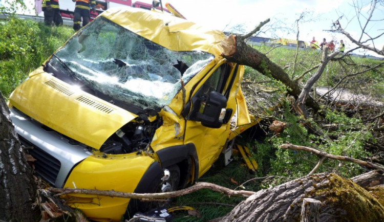 Odtahovka skončila mimo silnici, řidič autem pokácel suchý strom