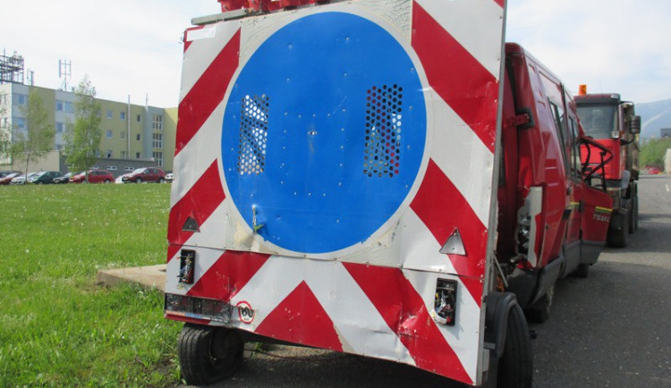 Technické služby trápí nepozorní řidiči kamionů. Během dvou týdnů jim dvakrát zničili techniku