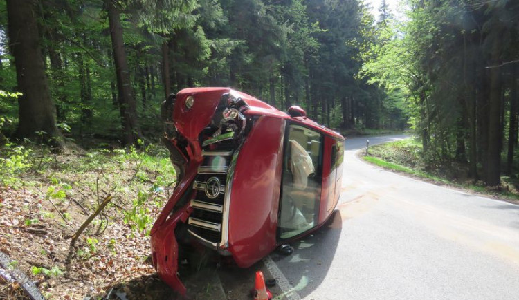 Řidička se zadívala do lesa, s autem skončila na boku