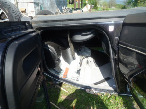 Řidička prorazila přístřešek a zřítila se z několikametrové výšky. Do nemocnice ji transporotval vrtulník