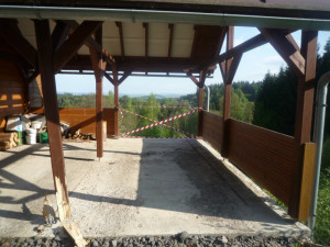 Řidička prorazila přístřešek a zřítila se z několikametrové výšky. Do nemocnice ji transporotval vrtulník