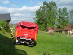 Řidička prorazila přístřešek a zřítila se z několikametrové výšky. Do nemocnice ji transporotval vrtulník