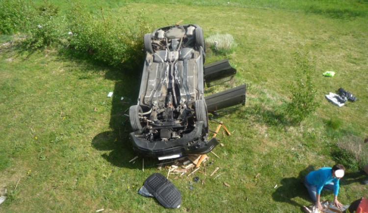 Řidička prorazila přístřešek a zřítila se z několikametrové výšky. Do nemocnice ji transporotval vrtulník