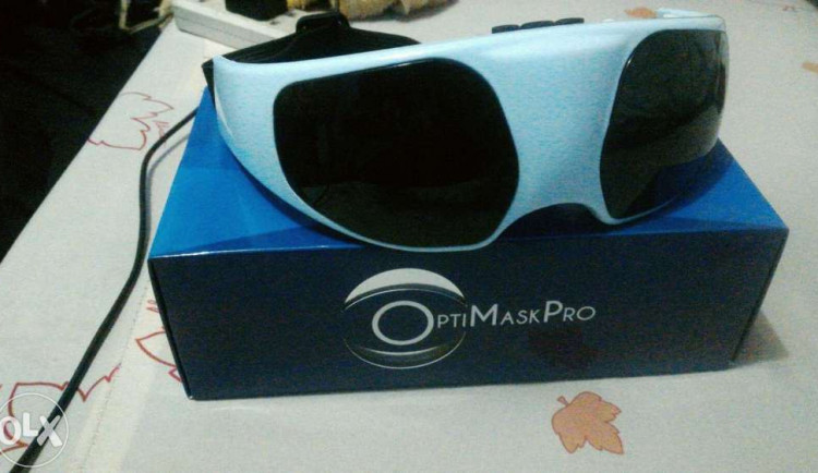 Masážní přístroj na oči slibuje zázrak, zázrakem je spíš získat zpět peníze