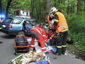 Silnici mezi Oldřichovem a Raspenavou zablokovala nehoda osobního auta