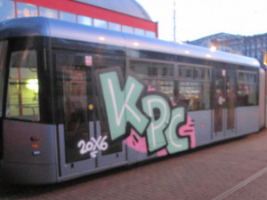 Neznámý vandal posprejoval v Lidových sadech tramvaj, policie hledá svědky