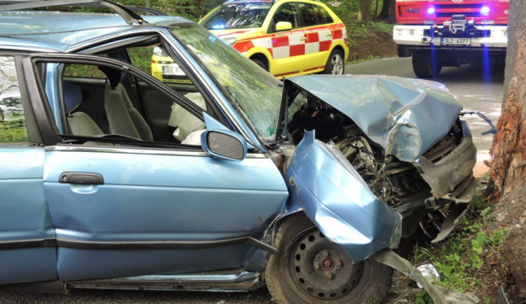 Silnici mezi Oldřichovem a Raspenavou zablokovala nehoda osobního auta