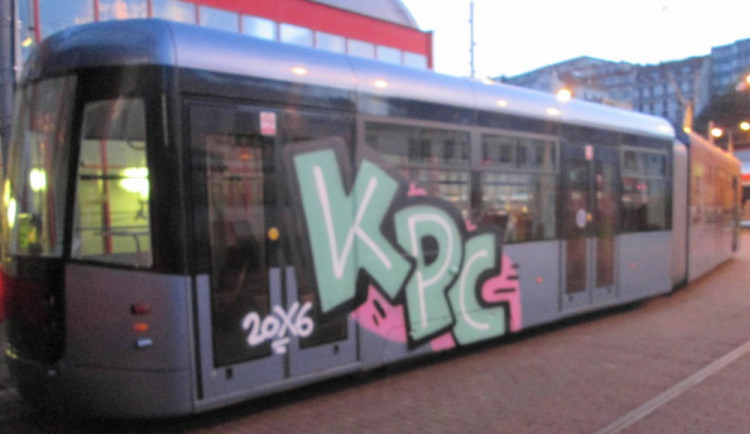 Neznámý vandal posprejoval v Lidových sadech tramvaj, policie hledá svědky