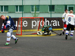 Hráči Wild Beast právě strhávají vedení na svou stranu a jdou za první výhrou nad suverény soutěže HBC Warriors