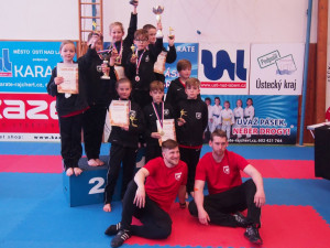 Úspěšná liberecká výprava přezdívaná Černá smrt, dole trenéři Lukáš Honzík a Martin Rethy