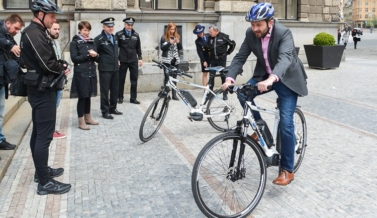 Primátor Tibor Batthyány na elektrokole strážníků