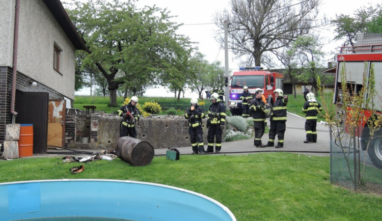 V Semilech hořela kotelna rodinného domu, auto sousedce zachraňovala starostka