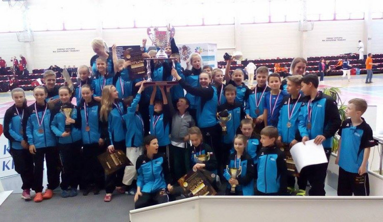 39 medailí a pohár pro nejúspěšnější klub. Tolik bilance karatistů z libereckého Shotokanu z Karlových Varů