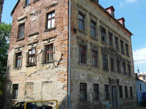 Dům čp. 14, Pohled na nároží původně patrového domu, který byl v 70. letech 19. století navýšen a rozšířen.