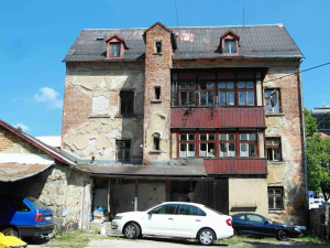 Dvorní fasáda s dřevěnou kapotovanou pavlačí a rizalitem s toaletami, úpravy z konce 19. století. Pavlačové domy jsou na území Liberce poměrně vzácným jevem.