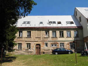 Na zahradní fasádě je i před novodobě dozdívky zřejmé originální řešení okenních os, pod opadanou omítkou je patrné materiálové řešení konstrukce se soklem z kamenných kvádrů a cihlovými zdmi.