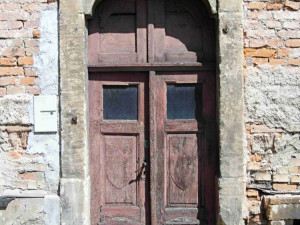 Původní kamenný portál zahradního průčelí s dvoukřídlou dveřní výplní rámové konstrukce přibližně ze 70. let 19. století. Tento pozoruhodný uměleckořemeslný prvek patří k nejrychleji zanikajícím při obnovách historických objektů.