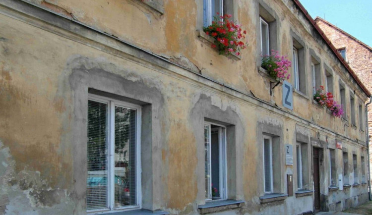 Dům čp. 13, vstupní průčelí členěné kordonovou a korunní římsou, z původního rámování oken zbyly profilované kamenné podokenní římsy.