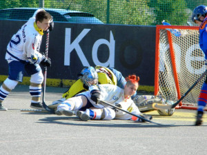 Hráčka Wild Beast Karolína Šubrtová právě zachraňuje jistý gól. Dohrála utkání i se zraněným malíčkem ruky, za což si zaslouží obrovský respekt.