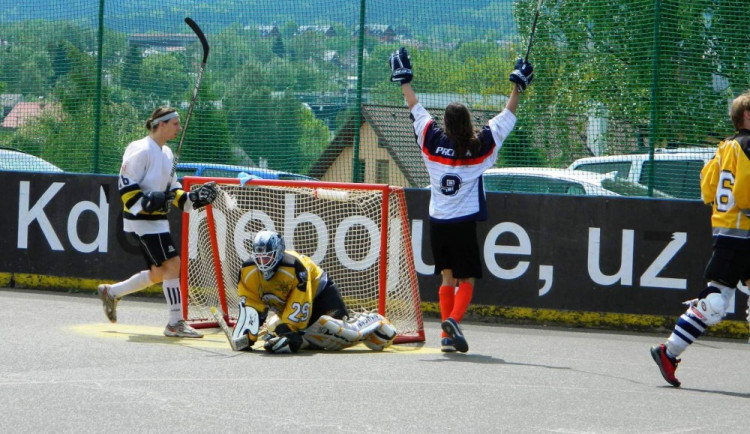 Hráč Rebels Liberec Jan Marek právě vstřelil gól a srovnal stav na 2:2. Ovšem na Vosy Liberec to nestačilo a ty tak zvítězily 9:3