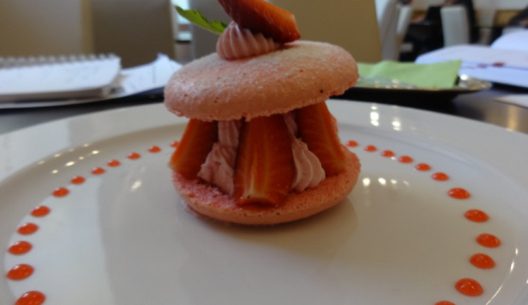 Plněná makronka s jahodami