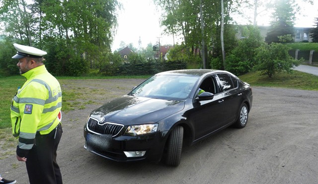 Policejní Octavie na stanovišti v Mníšku