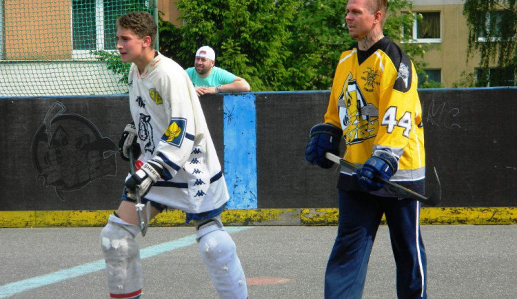 Vosy s extraligovými posilami dvakrát zvítězily a vedou hokejbalovou ligu