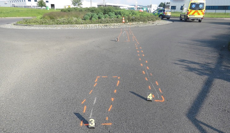 Vážná nehoda u Densa. Motocyklista se těžce zranil při pádu před kruhovým objezdem