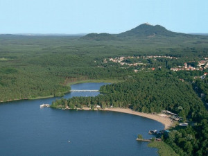 V Máchově jezeře je kvůli sinicím zhoršená kvalita vody