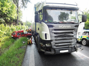 Silnici z Mníšku na Liberec uzavřela smrtelná nehoda. Osobní auto se střetlo s kamionem