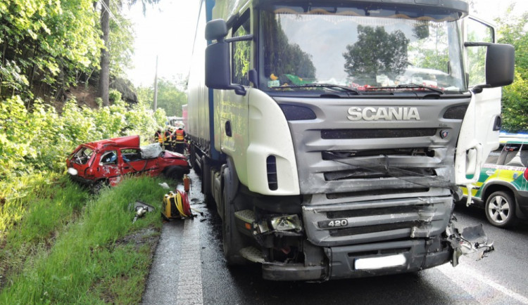 Silnici z Mníšku na Liberec uzavřela smrtelná nehoda