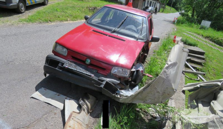 Řidič při předjíždění vyjel ze silnice, naboural do svodidel a zranil se