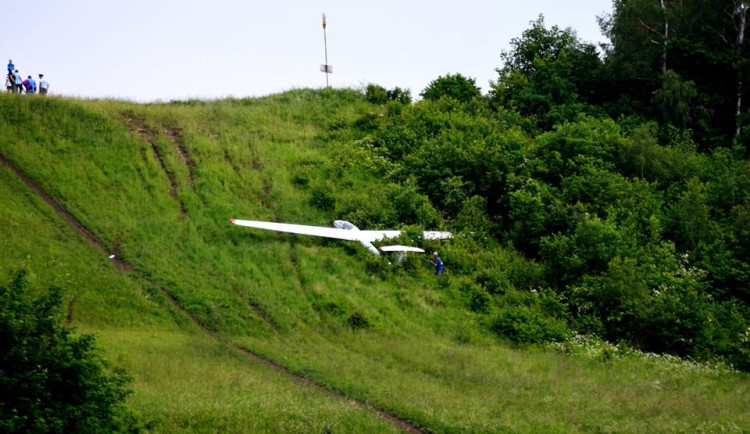 Tvrdé přistání kluzáku. Devětašedesátiletá pilotka ho zapíchla do stráně v Hodkovicích