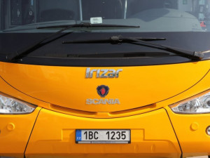 Žluté autobusy bez stevardů a horkých nápojů. RegioJet testuje na lince do Prahy nový koncept služeb