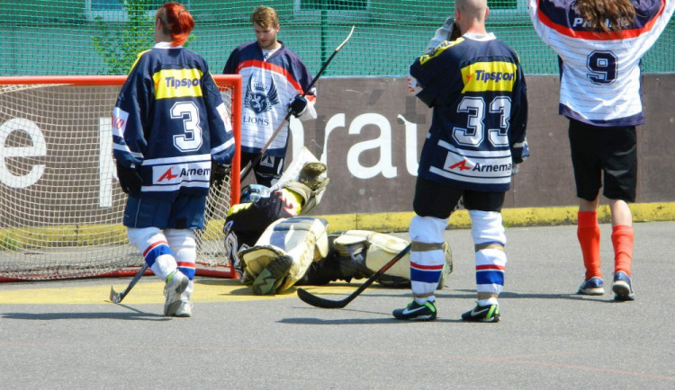 Základní část hokejbalové  ligy je u konce. O víkendu startuje playoff