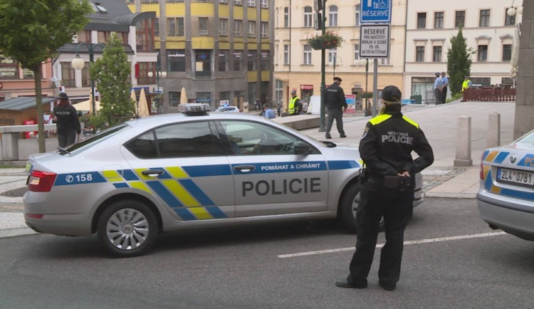Policie evakuovala jablonecký magistrát a další budovy, anonym oznámil uložení bomby v budově