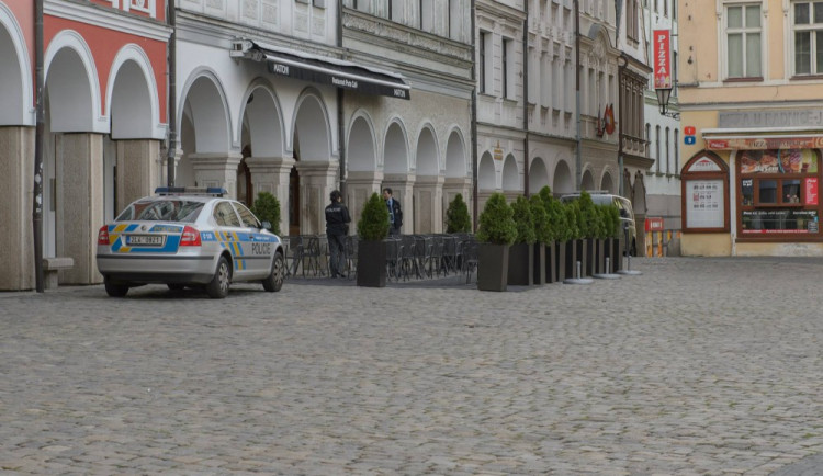 Policie na Benešově náměstí po vykradení obchodu.
